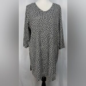 Woman Within Gray/White Polka
Dot Knit Top Size 18/20 L. 3/4 Aleeve 
V-neck.
